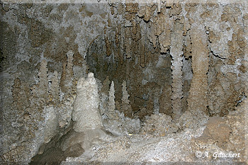 Stalagmiten und Stalaktiten